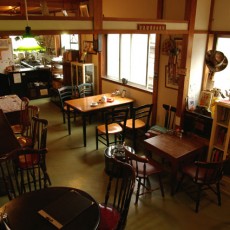 徳光さんのお店は富市岩瀬にある。そろばん塾だった民家を改造し、きどらないほっこりできる空間「アナザホリデー」。チャイも人気。