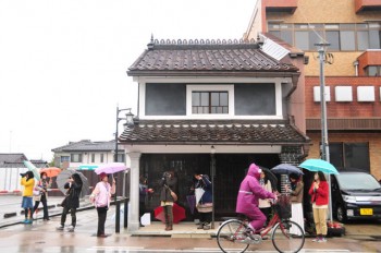 高岡市金屋町での写真ワークショップ。雨もなんのその、カメラ女子魂！